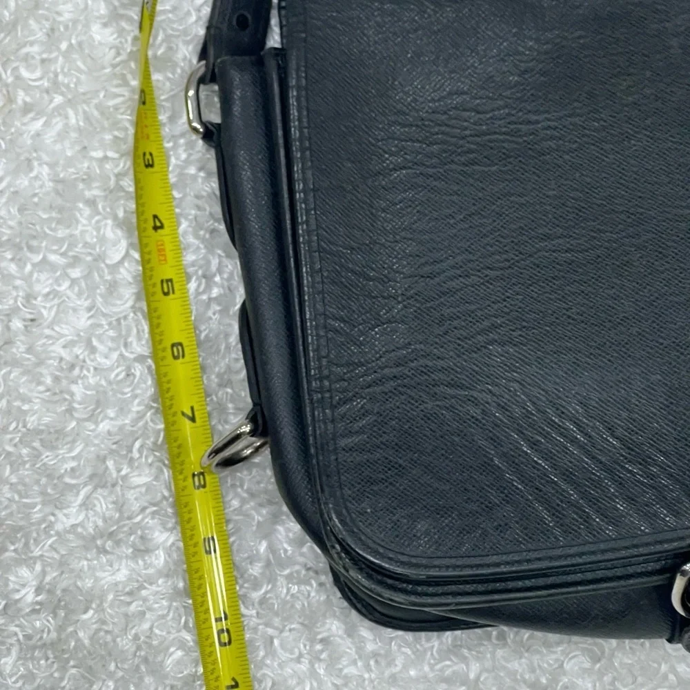 LOUIS VUITTON Grizzli Taiga Leather Andrei Messenger Bag